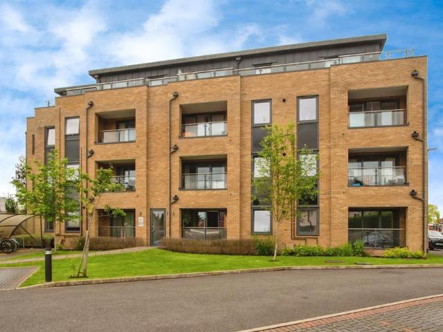 Flat for sale in North Watford, Hertfordshire