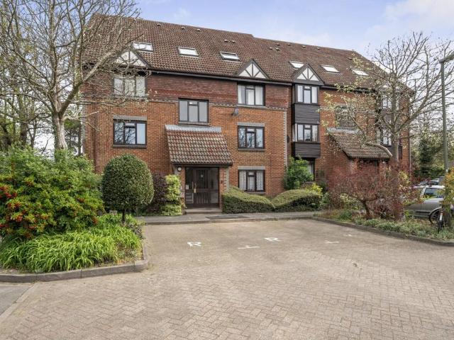 Flat for sale in Sheerwater, Woking