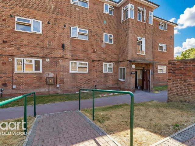 Flat for sale in Harold Wood, Greater London