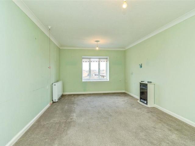 Flat for sale in Leighton-Linslade, Leighton Buzzard