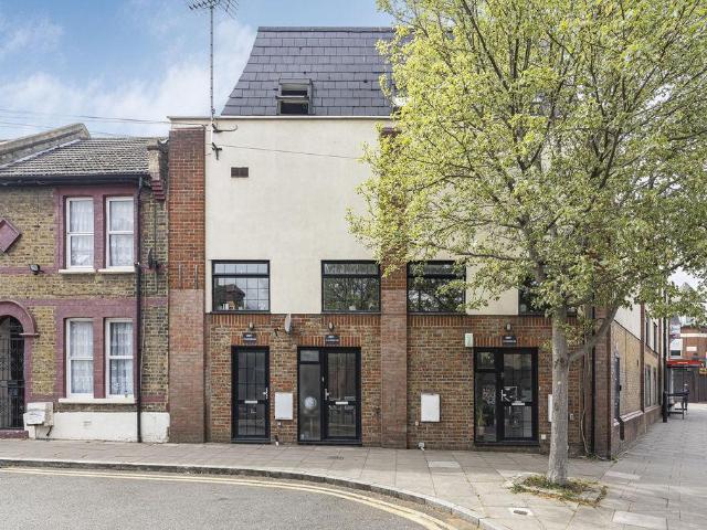 Flat for sale in South Hackney, Greater London