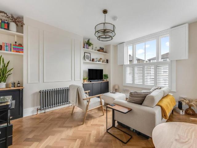 Flat for sale in Kentish Town, Greater London