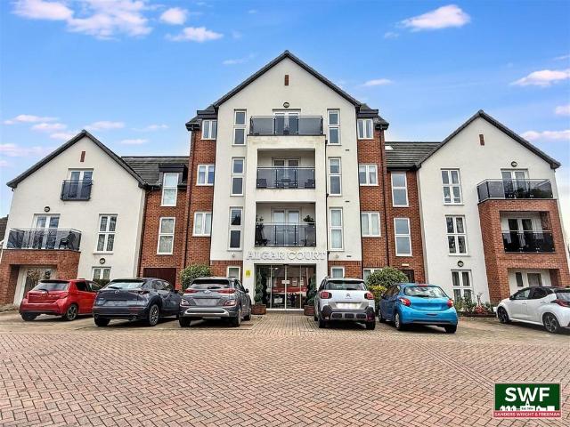 Flat for sale in Goldthorn Hill, Penn