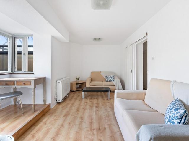 Flat for sale in Clapham Junction, Greater London