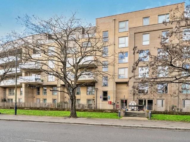 Flat for sale in Harlesden, Greater London