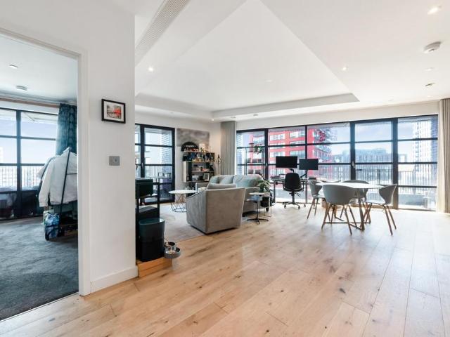 Flat for sale in London City Island, Blackwall
