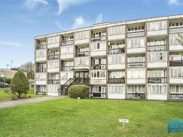Flat for sale in Woodside Park, Greater London