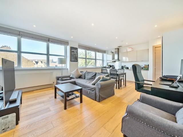 Flat for sale in Elmers End, Greater London