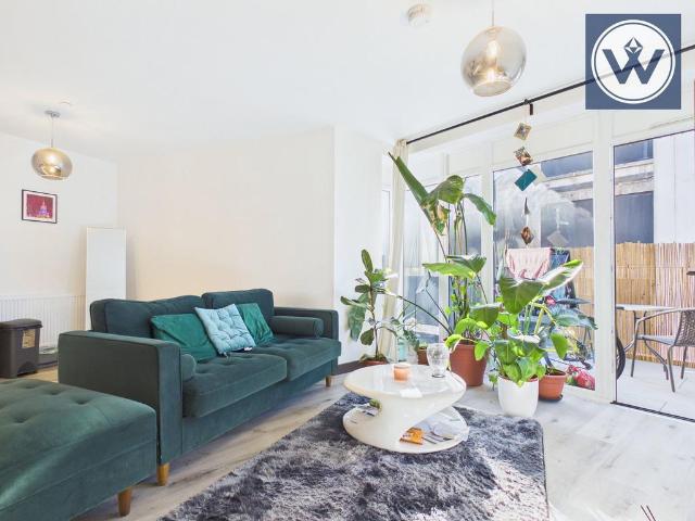 Flat for sale in Hayes, Greater London