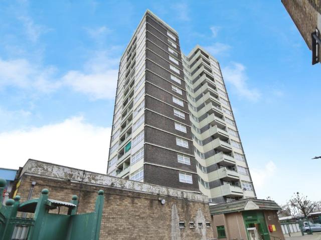Flat for sale in Plaistow, Greater London