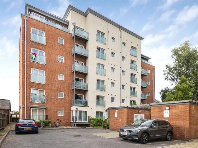 Flat for sale in Reading