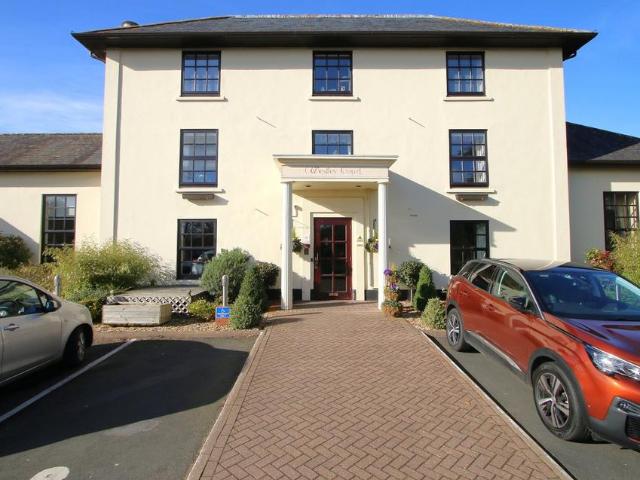 Flat for sale in Wolverley and Cookley, Rushock