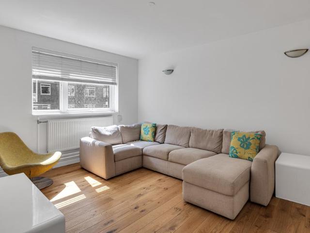 Flat for sale in Brompton, Greater London