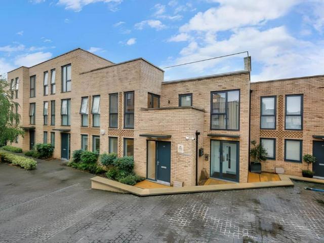 Flat for sale in Plashet, Greater London