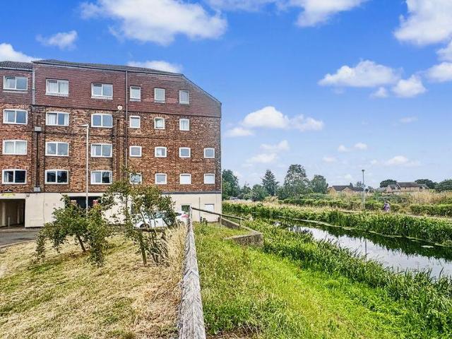 Flat for sale in New Boultham, Brayford