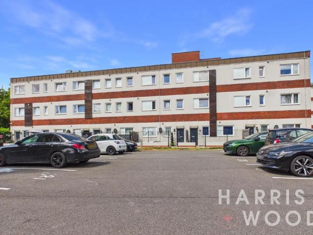 Flat for sale in Chipping Hill, Essex
