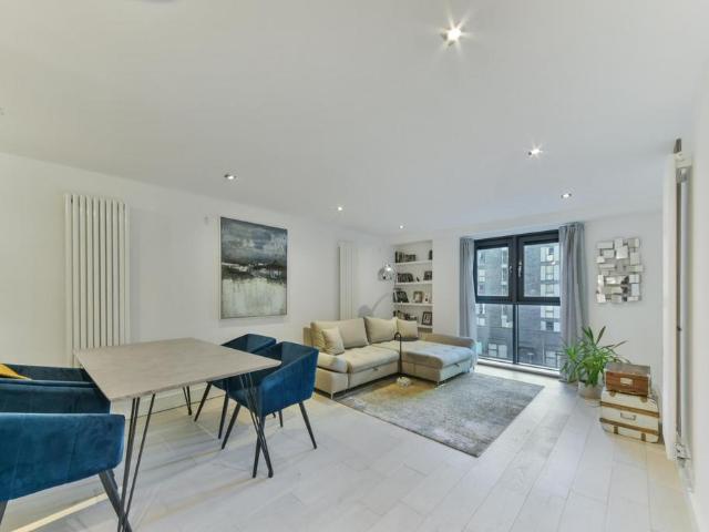 Flat for sale in Isle Of Dogs, Greater London