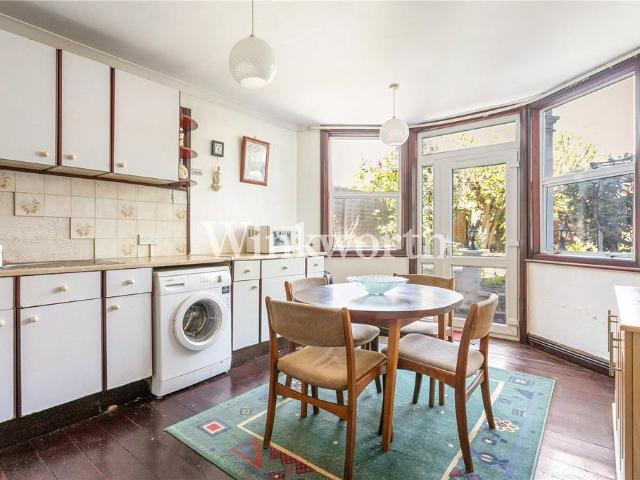 Flat for sale in Harringay, Greater London