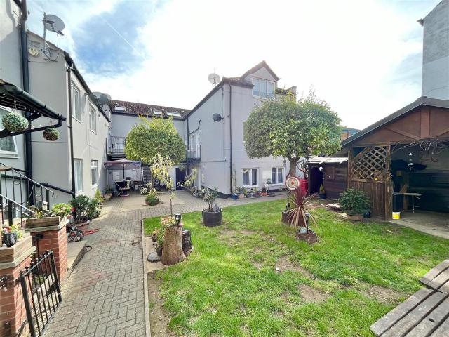 Flat for sale in Spring Park, Luton