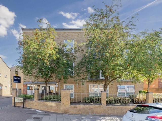 Flat for sale in Harlesden, Greater London
