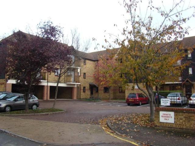 Flat for sale in Yiewsley, Greater London