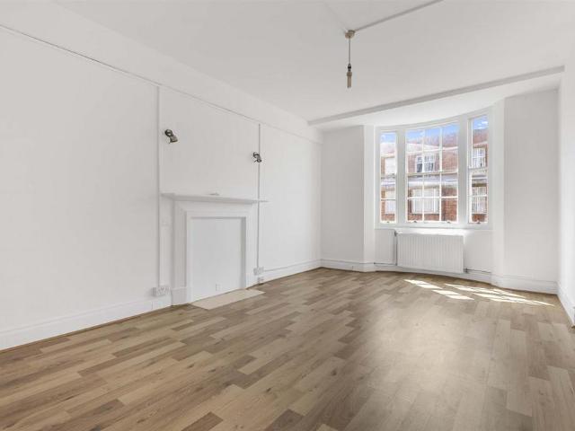 Flat for sale in Bayswater, Greater London