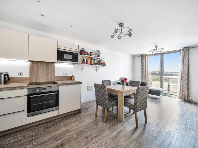 Flat for sale in London Borough of Lewisham, Ladywell