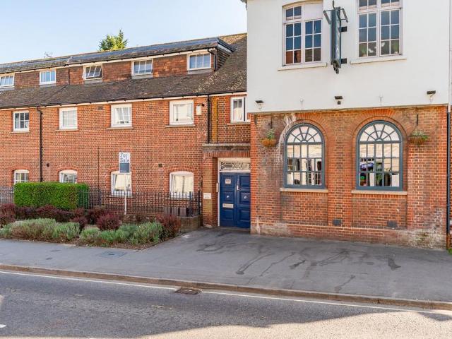 Flat for sale in Kings Hill, Colliers End