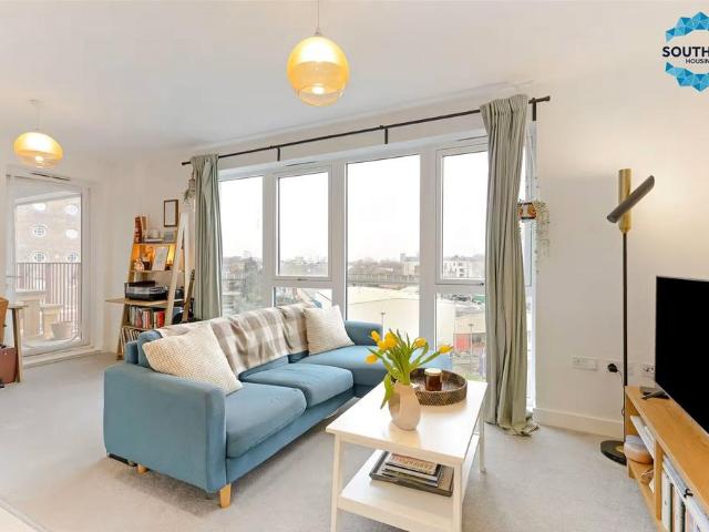 Flat for sale in Greenwich Town Centre, Greater London