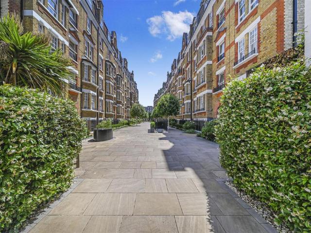Flat for sale in Chelsea, Greater London