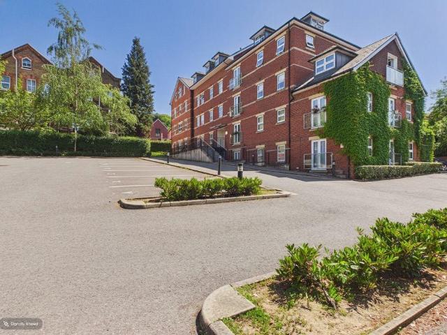 Flat for sale in Hillview, Surrey