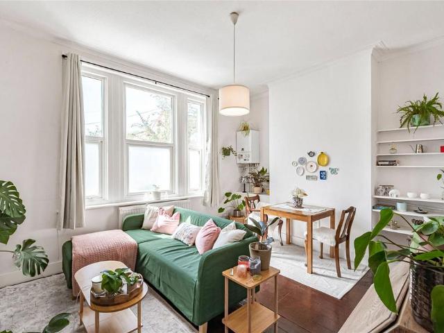 Flat for sale in Furzedown, Greater London