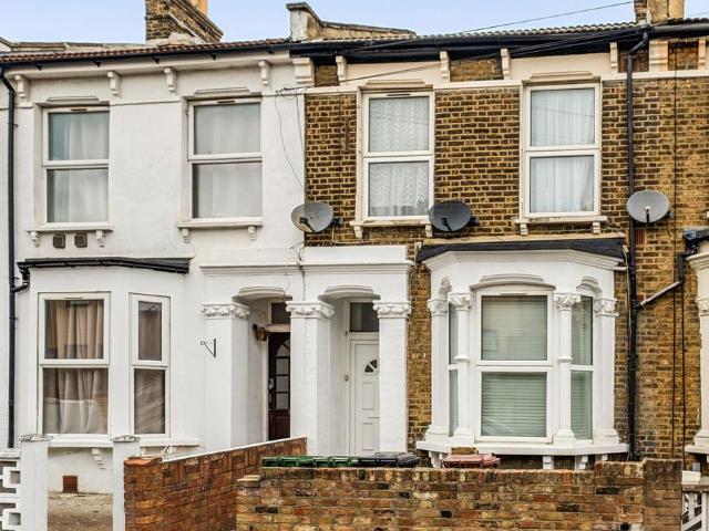 Flat for sale in London Borough of Waltham Forest, Greater London