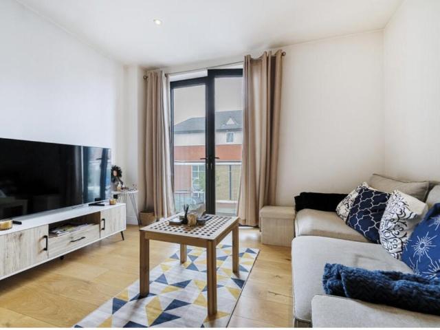 Flat for sale in Whetstone, Cat Hill