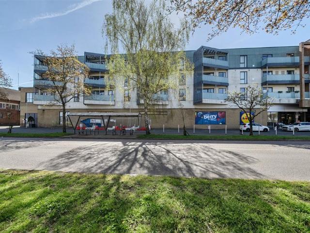 Flat for sale in West Wickham, Greater London