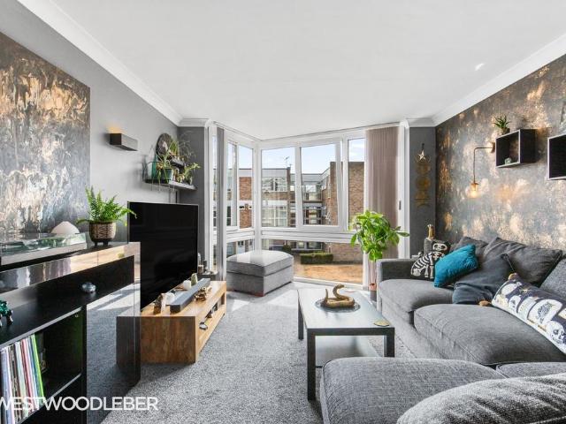 Flat for sale in Broxbourne, Hertfordshire