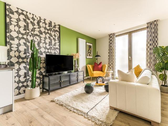Flat for sale in E16, London