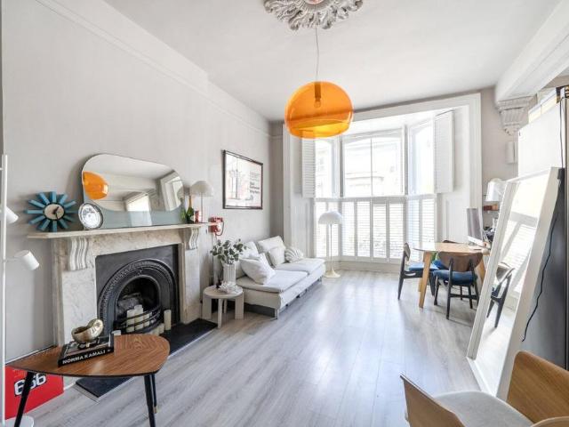 Flat for sale in Archway, Greater London