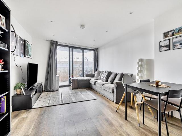 Flat for sale in Birch Green, Lower Halliford
