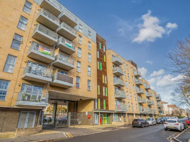 Flat for sale in Custom House, Greater London