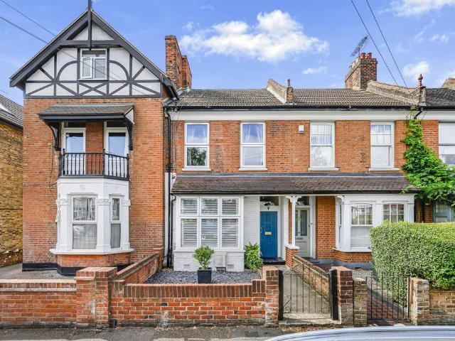 Flat for sale in Chingford, Greater London
