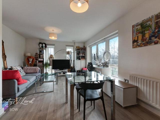 Flat for sale in Mile End, Greater London
