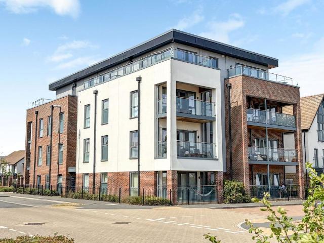 Flat for sale in Monkston Park, Milton Keynes