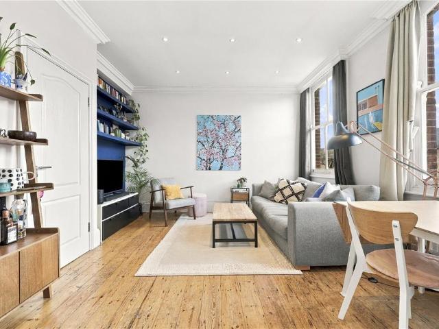 Flat for sale in Brownswood Park, Stoke Newington