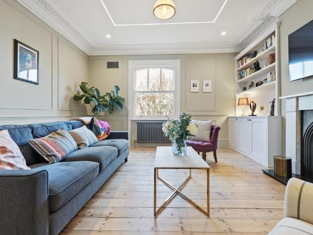Flat for sale in Shepherd's Bush, Greater London