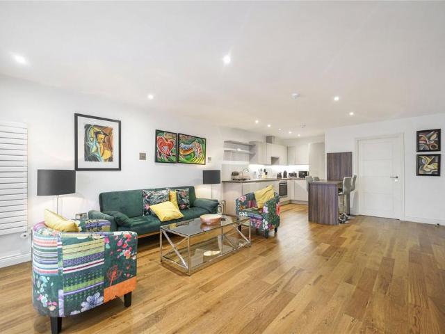 Flat for sale in Kentish Town, Greater London