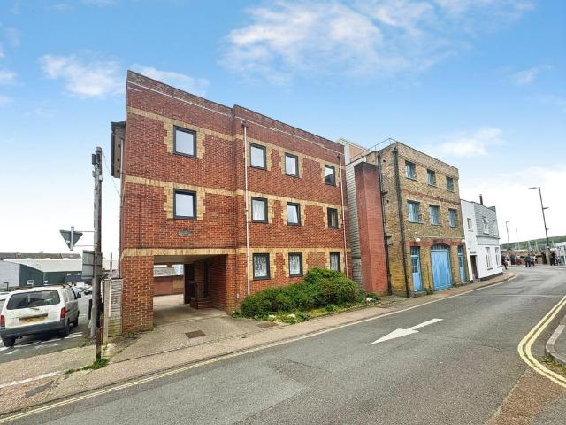 Flat for sale in East Cowes, Isle Of Wight