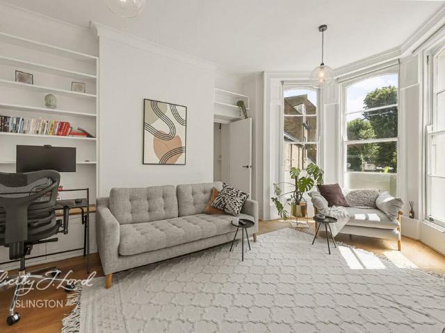 Flat for sale in Highbury, Greater London