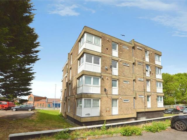 Flat for sale in Laindon, Essex