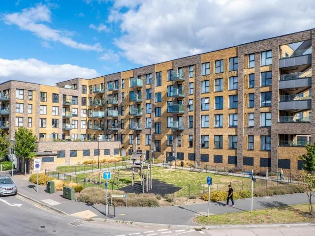 Flat for sale in Langley Square, Dartford
